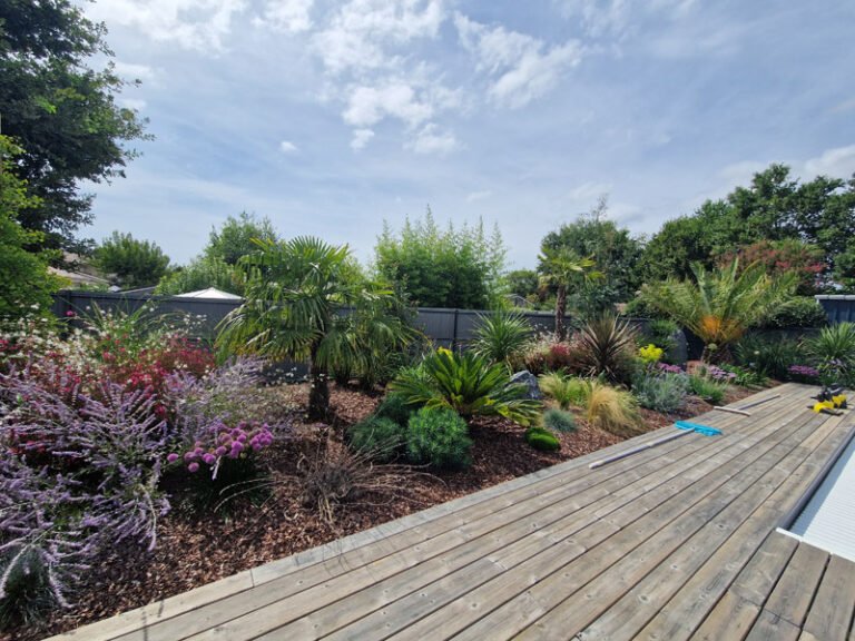 jardin fleuri Andernos autour d'une piscine