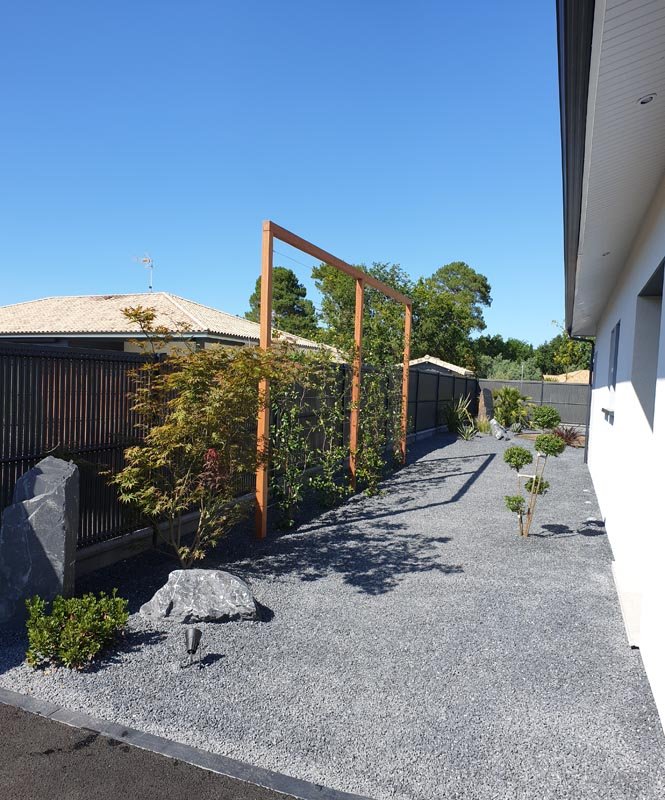 allée maison avec décoration bois
